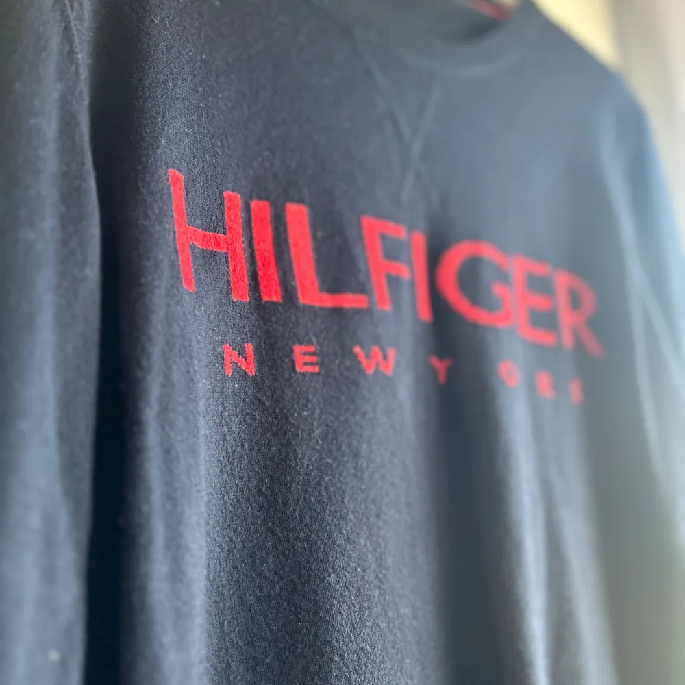 En mysig Tommy Hilfiger tröja som är knappt använd men är i bra skick. Storleken är i S och säljs för 350kr. Stickat.