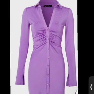 Nelly collar minidress - Helt ny, har aldrig använts pga av har aldrig kommit till användning. Väldigt fin och simpel. Tyvärr finns inga prislappar kvar. 