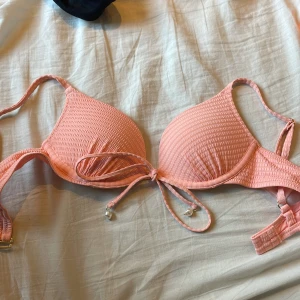 Bikini topp - Helt oanvänd bikini överdel (inte ens provad) som är korall/rosa. Jättefin färg och detaljer. Testade den först i affär och sedan fick jag en i present men det var helt fel storlek och jag hade inget kvitto💞säljer då jag ej kan ha den! Nypris 229