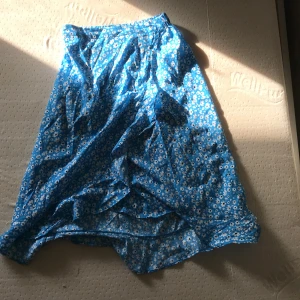 Kjol från Seaside  - Jag säljer en lång kjol eftersom den inte kommer till användning💕 Den är inte så lång som man tror men den är typ till knäna! Kjolen är i bra skick💕Kontakta mig först om ni är intresserade!