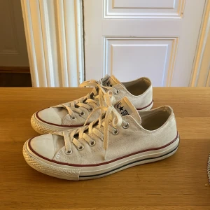 Vita converse - Säljer ett par vita låga converse i strl 40, säljer pga att de är för stora. Använda ett fåtal gånger men är i fint skick. Skriv vid frågor:)
