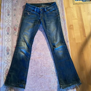 Bootcut low waisted diesel jeans - Lågmidjade Bootcut jeans som jag säljer för de är för små för mig priset kan diskuteras innreben 76cm längd 97cm midjemått 35