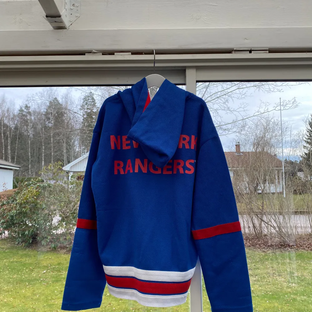 Hej! Säljer nu denna new york rangers tränings/hoodie i storlek 140 Den är i använd skick men inga hål bara lite revor. Mer frågor eller funderingar hör av er! . Hoodies.