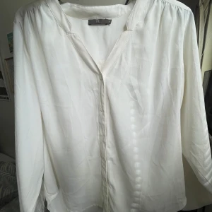 Vit blus - M/38  Säljer för att den inte kommer till användning 