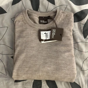 Oscar Jacobson  - Tjena! Säljer nu min as feta Oscar Jacobson sweatshirt med tags och nästintill orörd! Nypris är 1399. Om du vill ha mer bilder osv skriv gärna! MVH Harry 