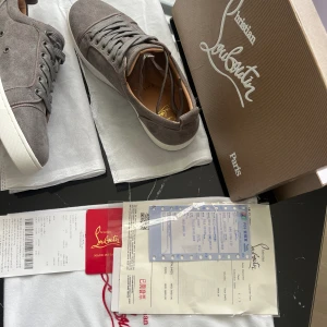 Louboutins  - Gråa Loubs, Riktigt fräscha. Allt på bilden medföljer. Alla storlekar finns inne från 38-48 Leveranstid: 1/2 veckor