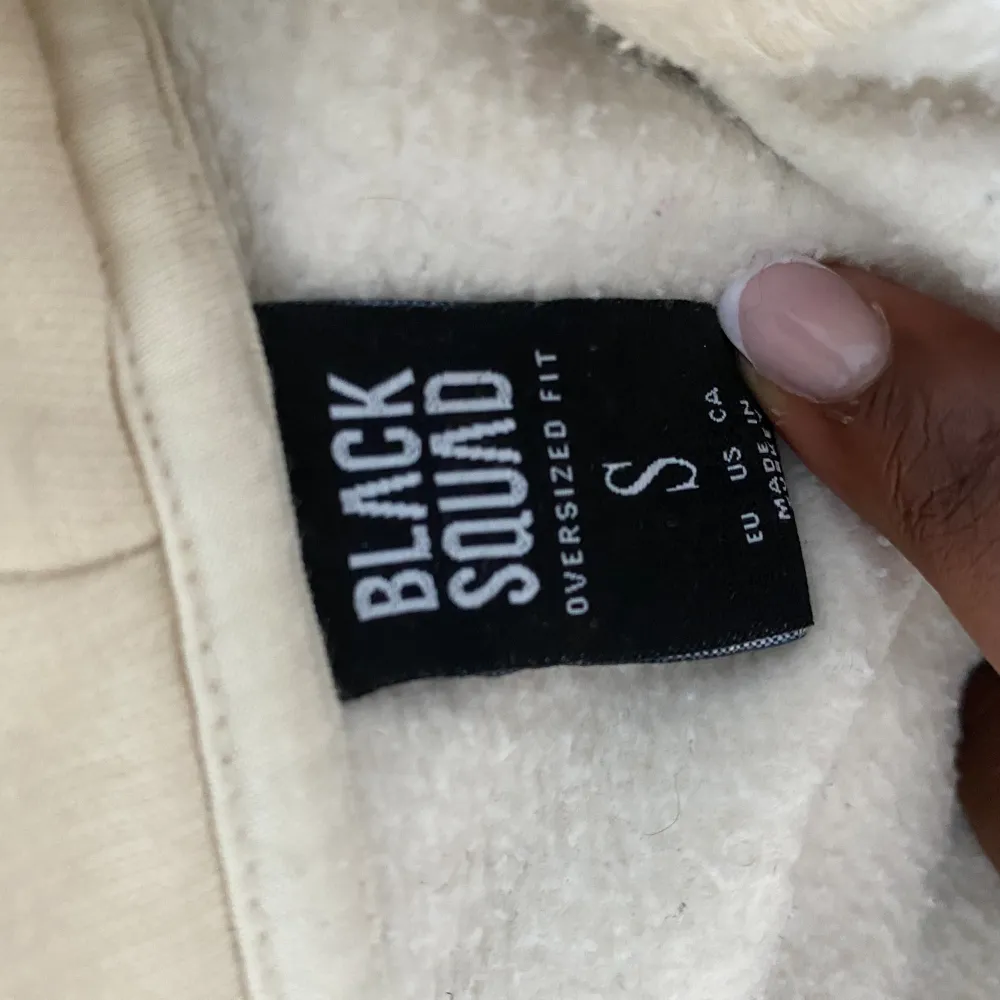 En beige zip hoodie från black squad💕 finns ett hål på insidan som inte syns💕. Tröjor & Koftor.