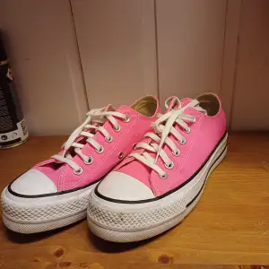 Låga platåskor från converse  Verkligen super duper fina nu till sommaren😍 för stora för mig tyvärr 😫