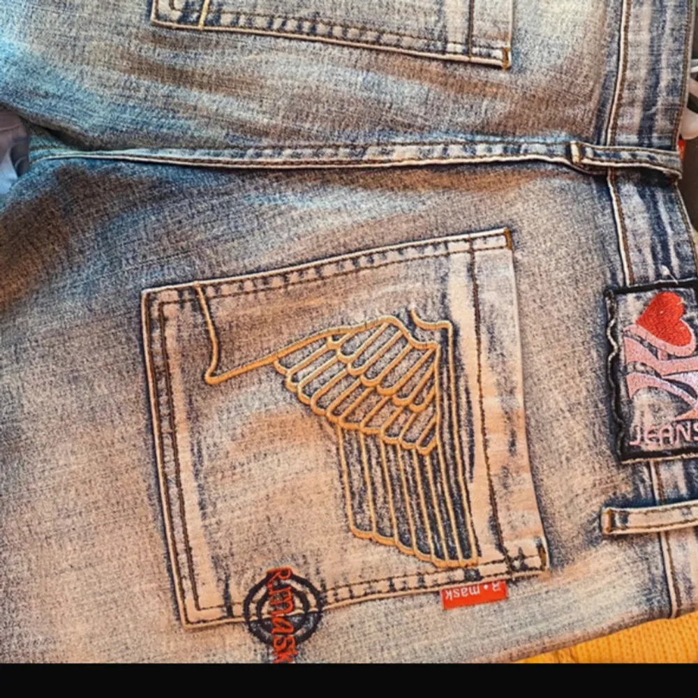 Bootcut jeans ifrån R.mask. De är i storlek 32 eller ungefär M. De har coola detaljer på bakfickorna. . Jeans & Byxor.