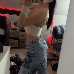 Oversized jeans med tryck - Oversized jeans med tryck i fint skick knappt använda