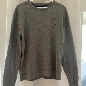 Tommy Hilfiger Cashmere  - Grå Tommy Hilfiger tröja i Kashmir.  Storlek large men passar medium  Använd fåtal gånger men stort sett som ny.  Ny pris ca 1000kr 
