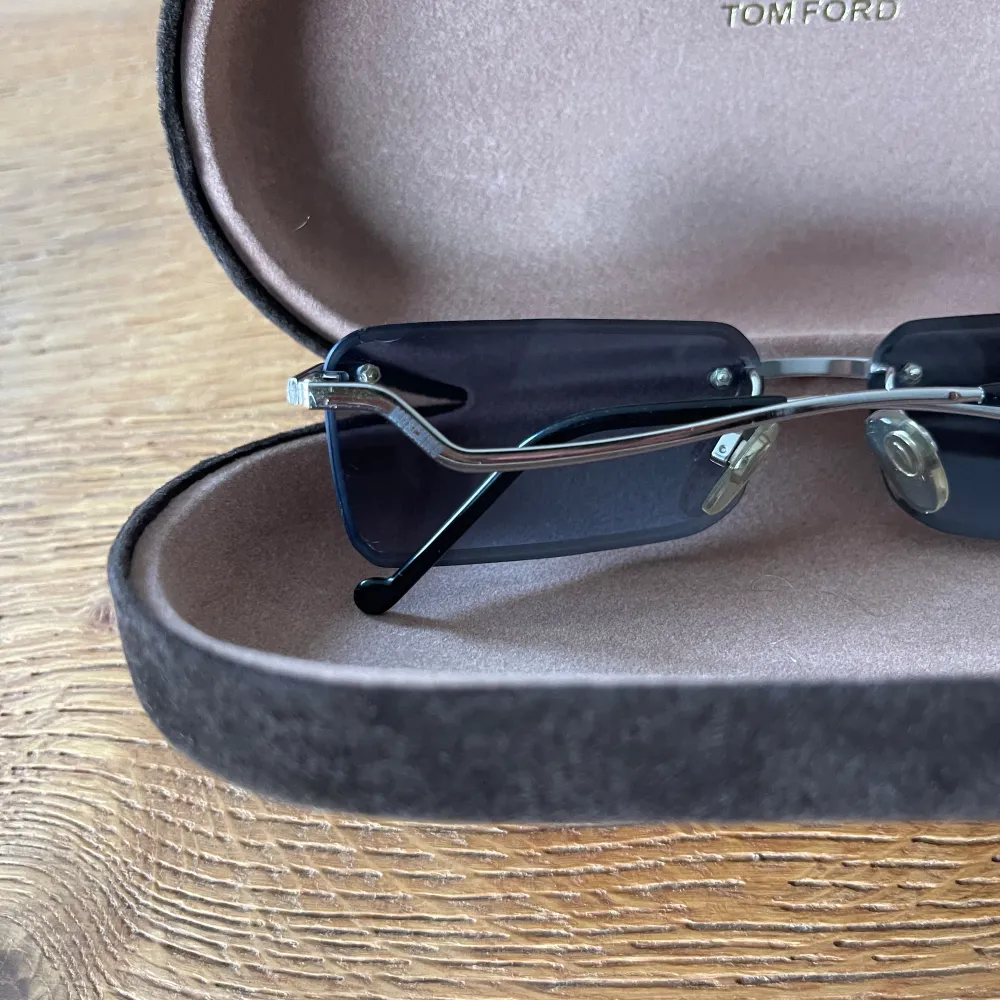 Great vintage model, remind me of modern Chrome Hearts glasses. Have some tiny imperfections, but not visible while wearing at all, as well as which is the reason the price is lowered a lot. . Övrigt.