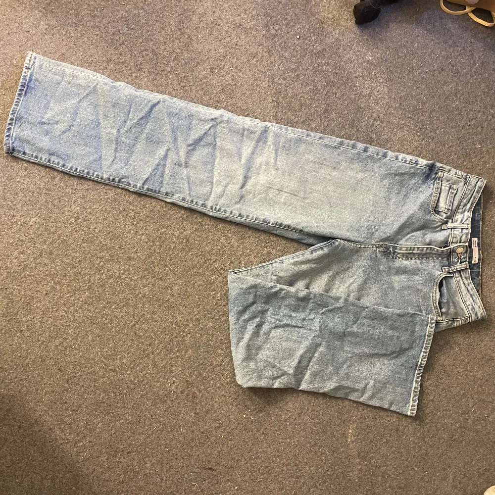 Ett ör jeans från Cubus, hittar dom inte på hemsidan men kan ta fler bilder på dem om intresse finns, dom är Wide. Jeans & Byxor.