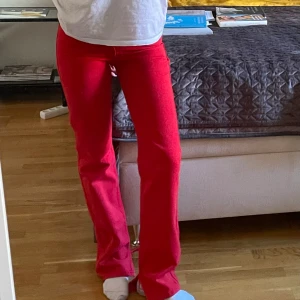 Zara jeans - Säljer ett par as coola röda jeans från zara. Säljer på grund av att de inte längre kommer till användning. Bra skick. Köpte för ca 400kr