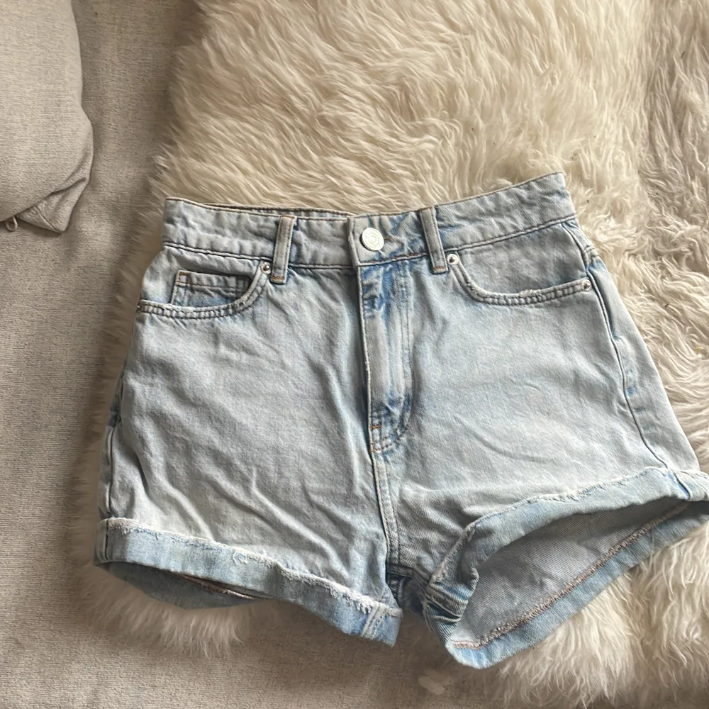 Ett par ljusblåa jeansshorts från Gina perfekt till sommaren. Dom är väl använda men inget som syns. Säljer dom  då de är för små för mig 🫶🏼. Shorts.