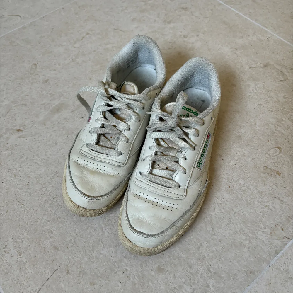 Säljer mina Reebok sneakers i modellen Club C 85 Vintage. Nypris 1215kr men säljer för 300kr🤍. Skor.