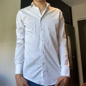 Tiger Of Sweden Skjorta - Säljer en supersnygg tiger of sweden Skjorta slim fit 38/15 motsvarar S! skick 8/10 hör av dig om du har några frågor eller funderingar! 