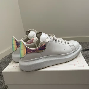 Alexander McQueen Prisma Skor - Säljer ett par mycket sparsamt använda Alexander Mcqueen Prisma. Låda och nya skosnören medföljer.