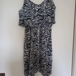 Klänning - En svartvit klänning från H&M. Fint skick använd ett fåtal gånger säljer pga för liten. 100% viskos. 