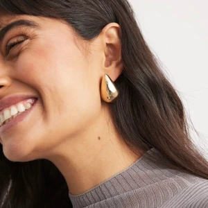 Guld örhängen  - Jättefina guldörhängen i dropp form ifrån nakd, använda en gång så i perfekt skick!!! 