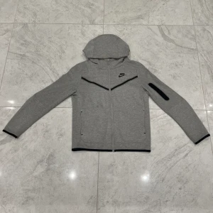 Nike tech fleece -  Nike tech fleece     Färg: Grå    Storlek: 147-158.     Barn storlek.  Funkar som  xs. Pris kan  diskuteras  Köparen betalar frakt 📦  Skick: 10/10