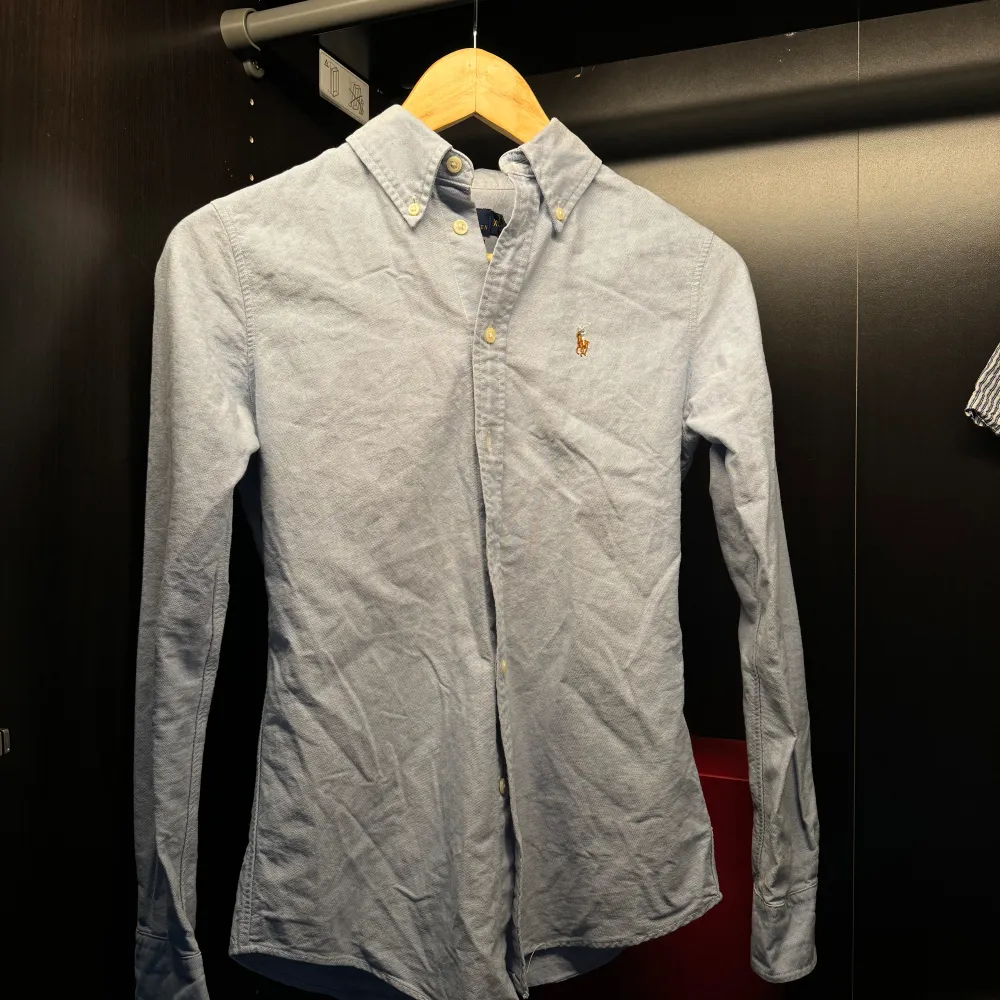 En ljus blå raffe skjorta i st xs passar perfa till sommaren, skjortan är o strykt och kan strykas vid frågan pris kan diskuteras vid snabb affär som alltid 🤩🤗. Skjortor.