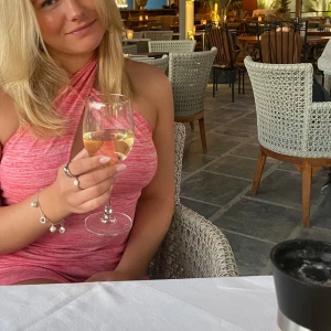 Klänning  - Söt rosa klänning! Använd fåtal gånger och är i väldigt fint skick💕