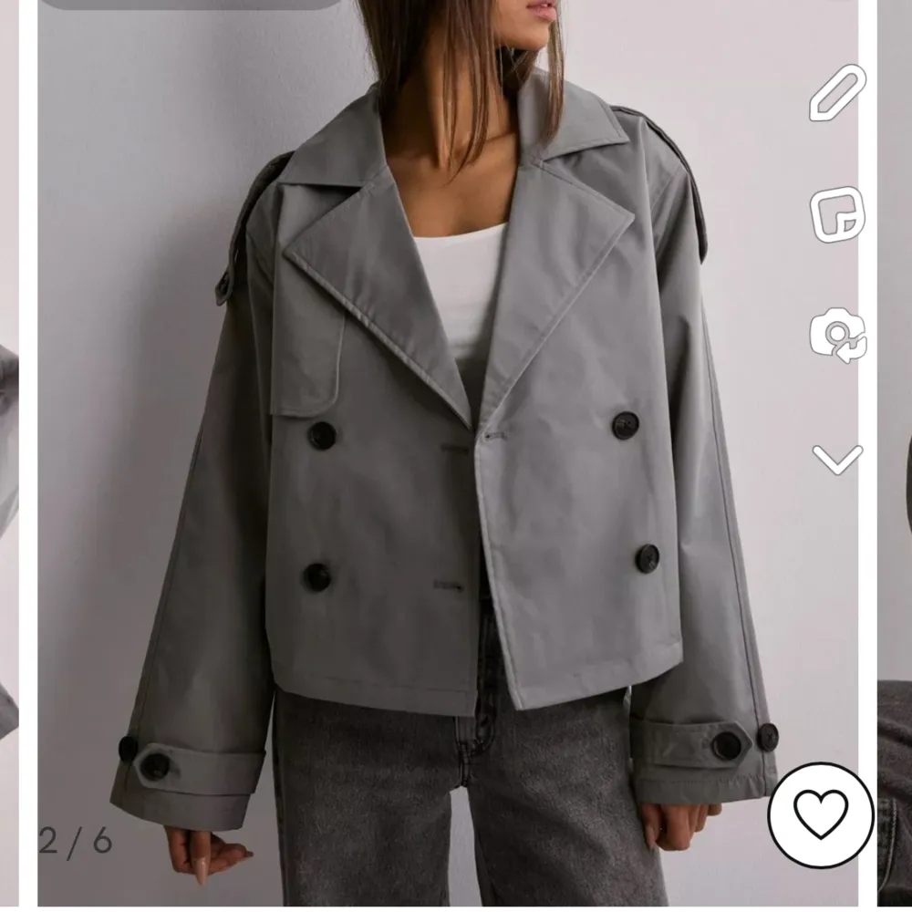 jag  säljer min NY nelly trenchcoat som jag bara har haft på mig några gånger. den är 1 månad gammal och är som ny. köpte den för 800 säljer för 650 . Jackor.