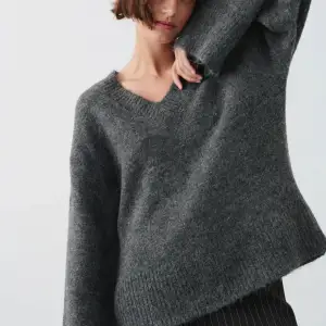 Gina Tricot V-neck knitted sweater! Aldrig använt utan prislapp. Slutsålt. Nypris runt 399 säljer för 199 kr! 