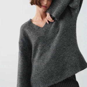 Stickad tröja  - Gina Tricot V-neck knitted sweater! Aldrig använt utan prislapp. Slutsålt. Nypris runt 399 säljer för 199 kr! 