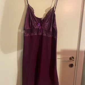 Lilla nattlinne/klänning - fint lila nattline med olika detaljer perfekt för en whimsigoth stil, helt oanvänt:) Kontakta gärna vid frågor💕