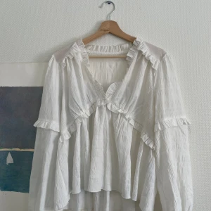 Vit blus  - Vit fin blus från NA-KD i storlek 38. Blusen är i ny skick och har inga tecken på användning men pris lappen sitter int kvar. Köpte den men var för stor.Priset kan diskuteras och köparen står för sin frakt själv, kom privat för mer bilder 💗💗