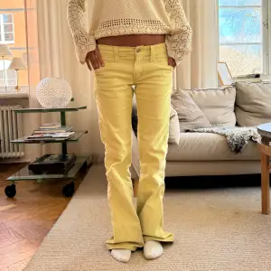 Säljer dessa så snygga lågmidjade jeans Manchester byxor från Levis som är i gul färg såååp fina🌼🌼🌸🌸🌸🌸