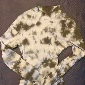 Fin tiedye topp i nyskick!! 🫶🏼 - Säljs då den inte kommer till användning. Nyskick! Högre krage och snygg passform. 🙏🏼🙏🏼 be gärna om fler bilder 