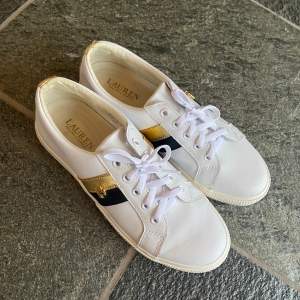 Säljer dessa superfina Ralph Lauren sneakers i fint skick! Storlek 39💕🙌