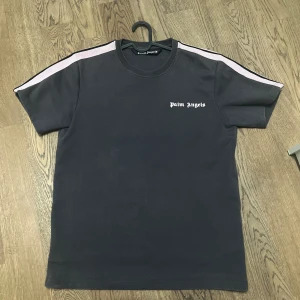 Palm angels  - T-shirt från Palm angels, tjockare material   Lite missfärgad på ränderna vid armarna, därav priset 