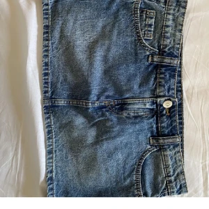 Lågmidjade jeans kjol - Säljer denna super fina jeanskjol då den är lite för stor tyvärr men nästan aldrig använd💕