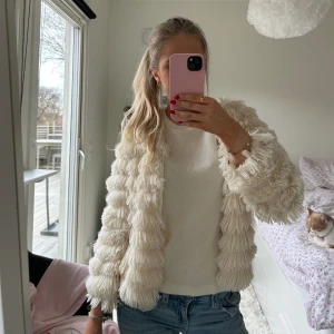 Fluffig jacka - Jättefin vit fluffig jacka utan defekter, den är ganska tunn så perfekt nu till sommaren när det blir varmare🤍🤍