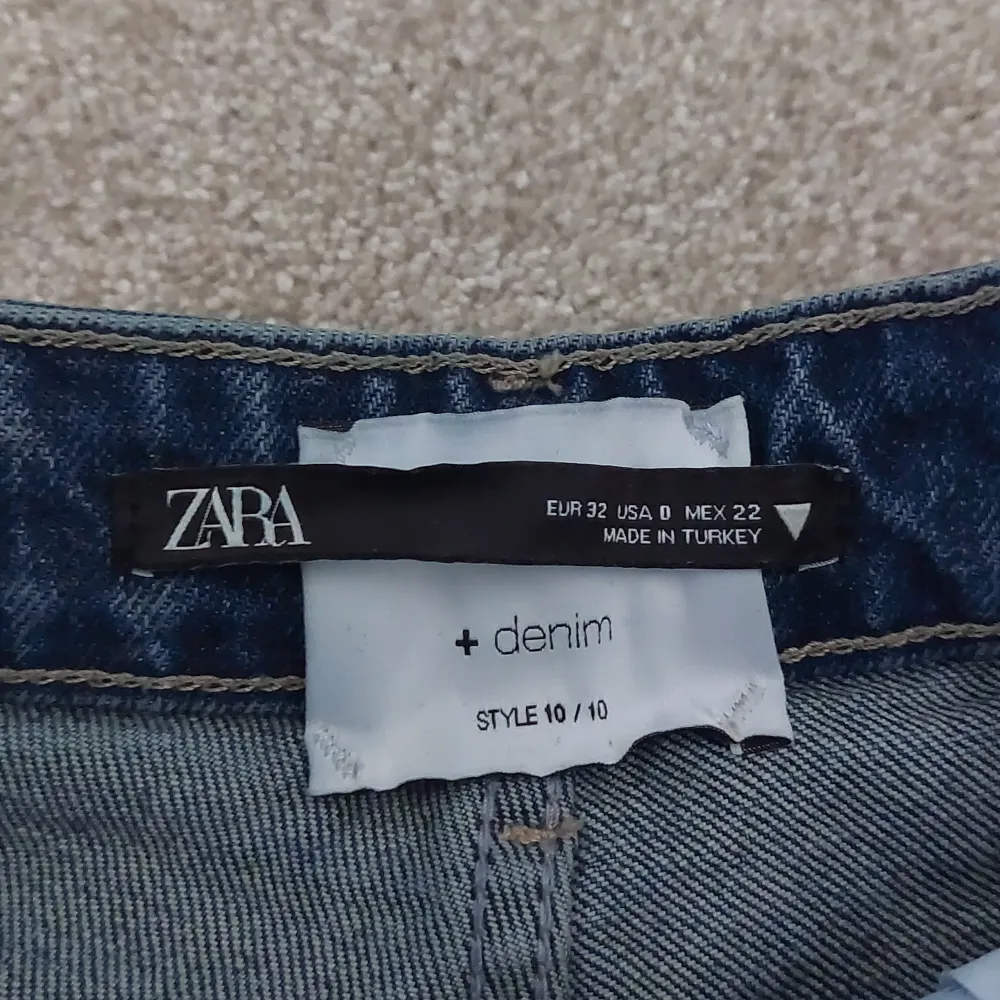 Jeans från zara i bra skick. Trånga i midjan men annars bra passform 💖. Jeans & Byxor.