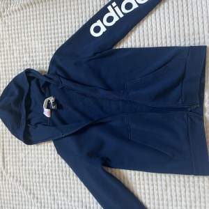Fin Adidas zip hoodie, tjockt material. Bara lite damm på bilden, nytt skick, använd fåtal gånger. 💛skriv för fler bilder