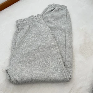 Mjukisbyxor - Snygga baggy mjukisbyxor från Bikbok, knappt använda🤍✨
