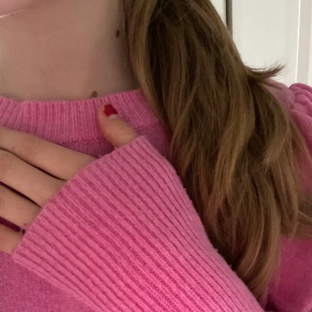 En superfin och skön, rosa, puffärmad, stickad tröja! Köpt i Stockholm för ett par år sedan men har ej kommit till användning💕💕. Stickat.