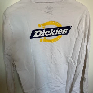Dickies Tröja - Dickies tröja med tryck. I väldigt gott skick!   Legat i kartong därav skrynklig, säljes självklart nytvättad.  Skriv om du har några frågor💞 
