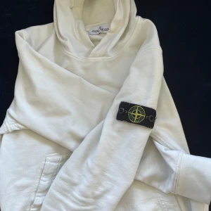 Säljer fin Stone island tröja🍾 - 10/10 skick använd någon gång sådär men inte så mycket jätte fin.  storlek junior. Har luva och Inga fläckar och märken.  vill ha 1500kr för den ny pris 3000kr på nk Stockholm. Grå vit. 