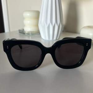 Ett par svart solglasögon från Chimi, köpt för länge sedan men använde få gånger. Superbra skicka🩷🩷