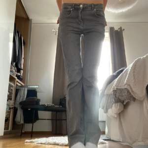 Ljusgrå skit snygga jeans från KAPPHAL! Låg midja och bootcut. Jag på bilden är närmare 170 cm lång. Säljer då jag ska flytta och behöver plats. 
