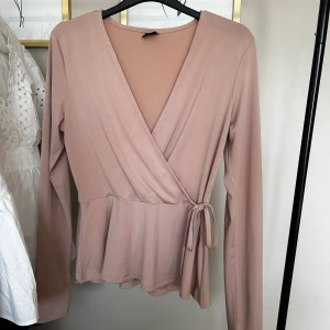 Blus  - Säljer denna fina blus från Gina tricot då den ej kommer till användning🩷bra skick, inga defekter🩷