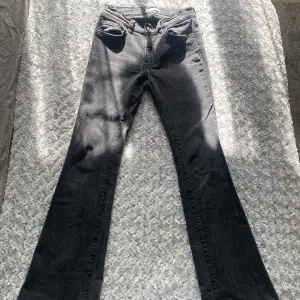 TRYCK INTE PÅ KÖP NU SKRIV PRIVAT FÖRST🩷Svarta low waist bootcut jeans från Gina tricot, använda några gånger, lite nedtrampade men inget man tänker på🩷