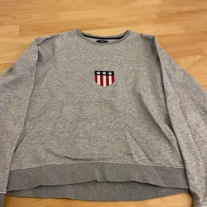 Sweatshirt - Säljer en sweatshirt från gant. Använda några gånger men i bra skick.
