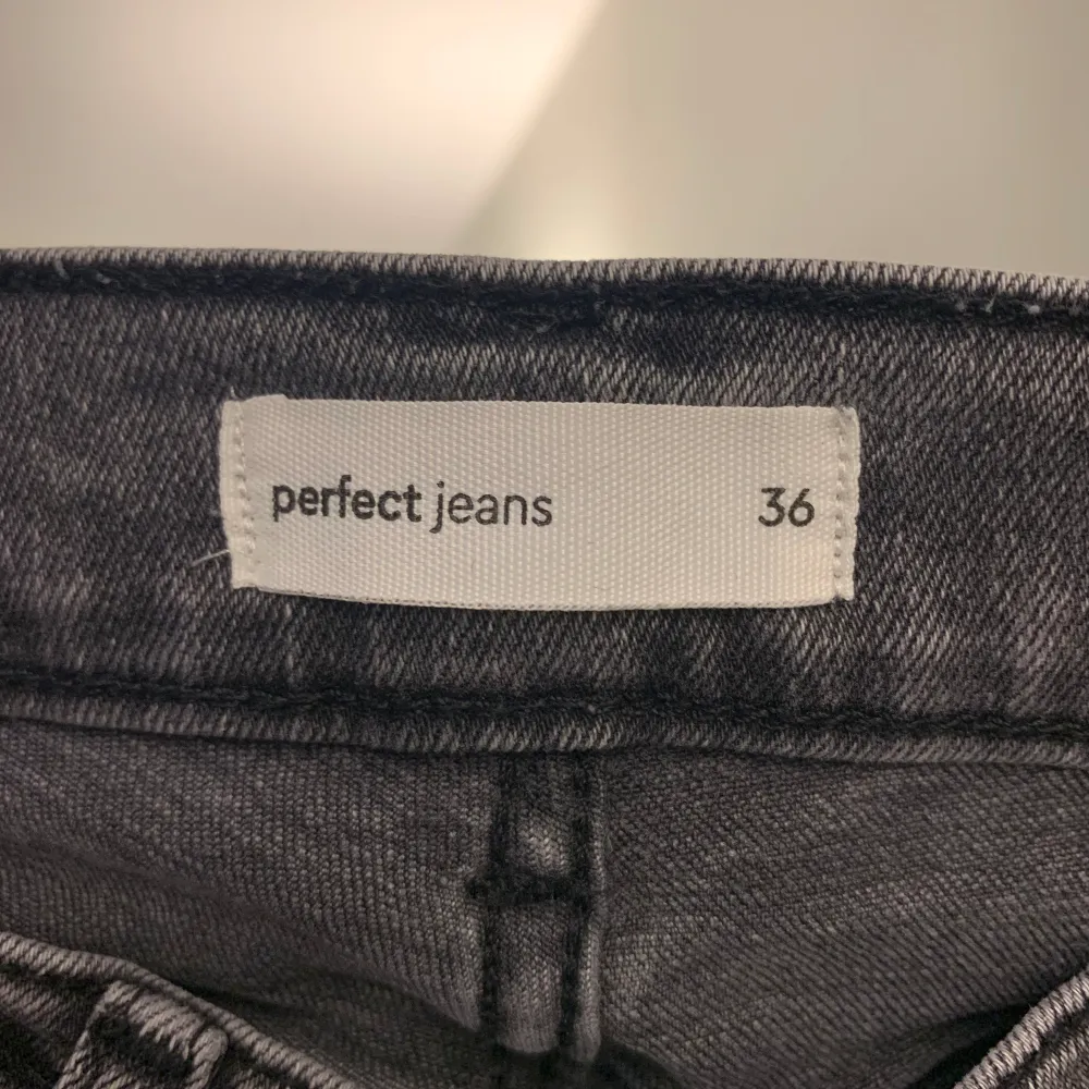 Jättefina jeans från Gina tricot. Älskar dem men de har blivit för små. Nypris 500kr .💕💕. Jeans & Byxor.